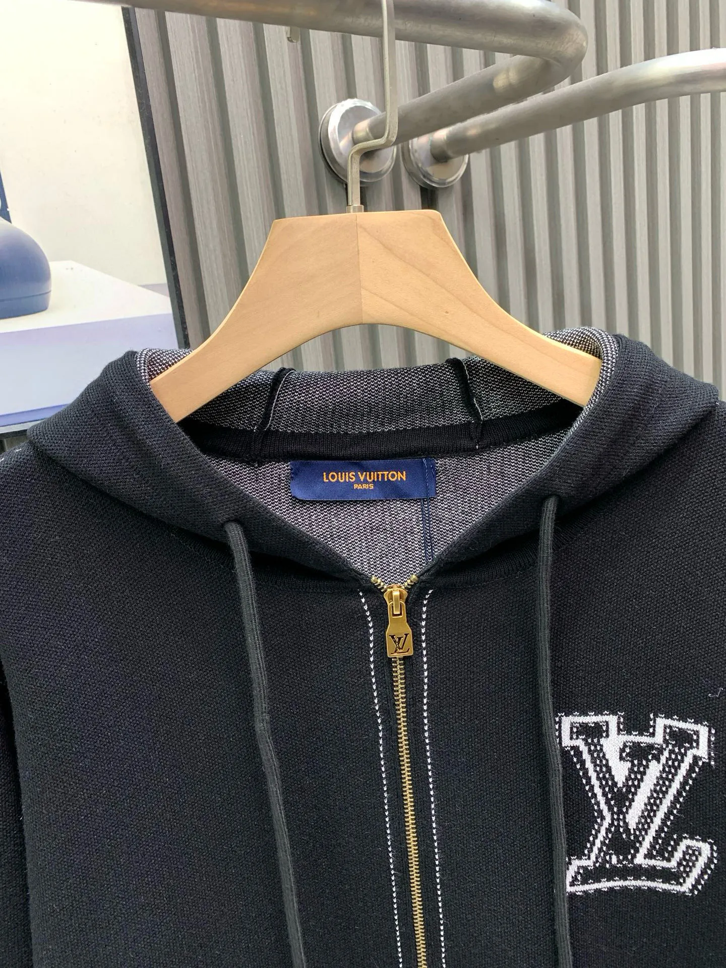 🅿️560 🀄️ Louis Vuitton Louis Vuitton lv intarsia pattern knitted zipper hoodie jacket. It is fashionable and practical and enhances the identity. The trend of low-key luxury, regardless of the occasion and age. Casual fashionable age-reducing artifact, fully showing the charm of fashion and luxury. Fiber cotton yarn texture, made of Stoll CNC fine knitting. It is delicate and soft and has good warmth. It is not tight at all when worn next to the body. Suitable to be worn alone or as an inner layer. The monogram intarsia flower pattern with needlework stitches exudes charming fashion charm. The black and white color matching reflects the perfect contrasting design. It is avant-garde and full of trendy beauty. The overall beauty is unquestionable. The inscribed zipper placket and dotted line design create an open-line look. The edges of the ribbed cuffs and hem are neat and detailed. Many details of the design will be visible at a glance. Can be worn with couples in the same style for both men and women.